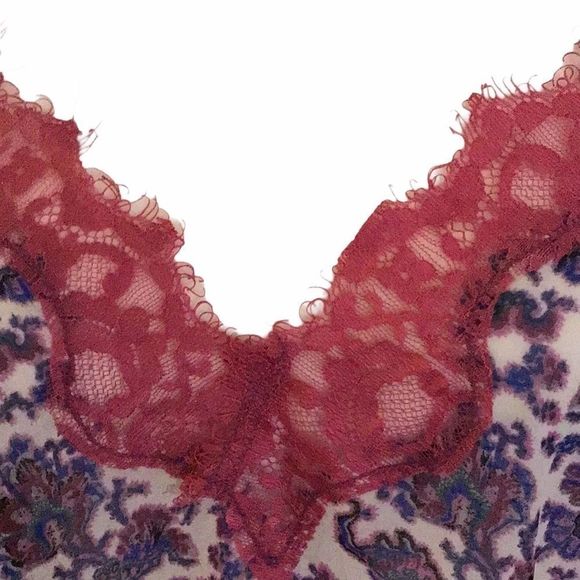 FREE PEOPLE Top Paisley V-Neck w/ Lace trim Adjustable Spaghetti Straps Size XS - Picture 2 of 6